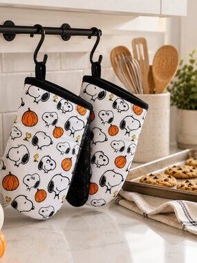 Peanuts Kitchen Mini Mitts - Set of 2